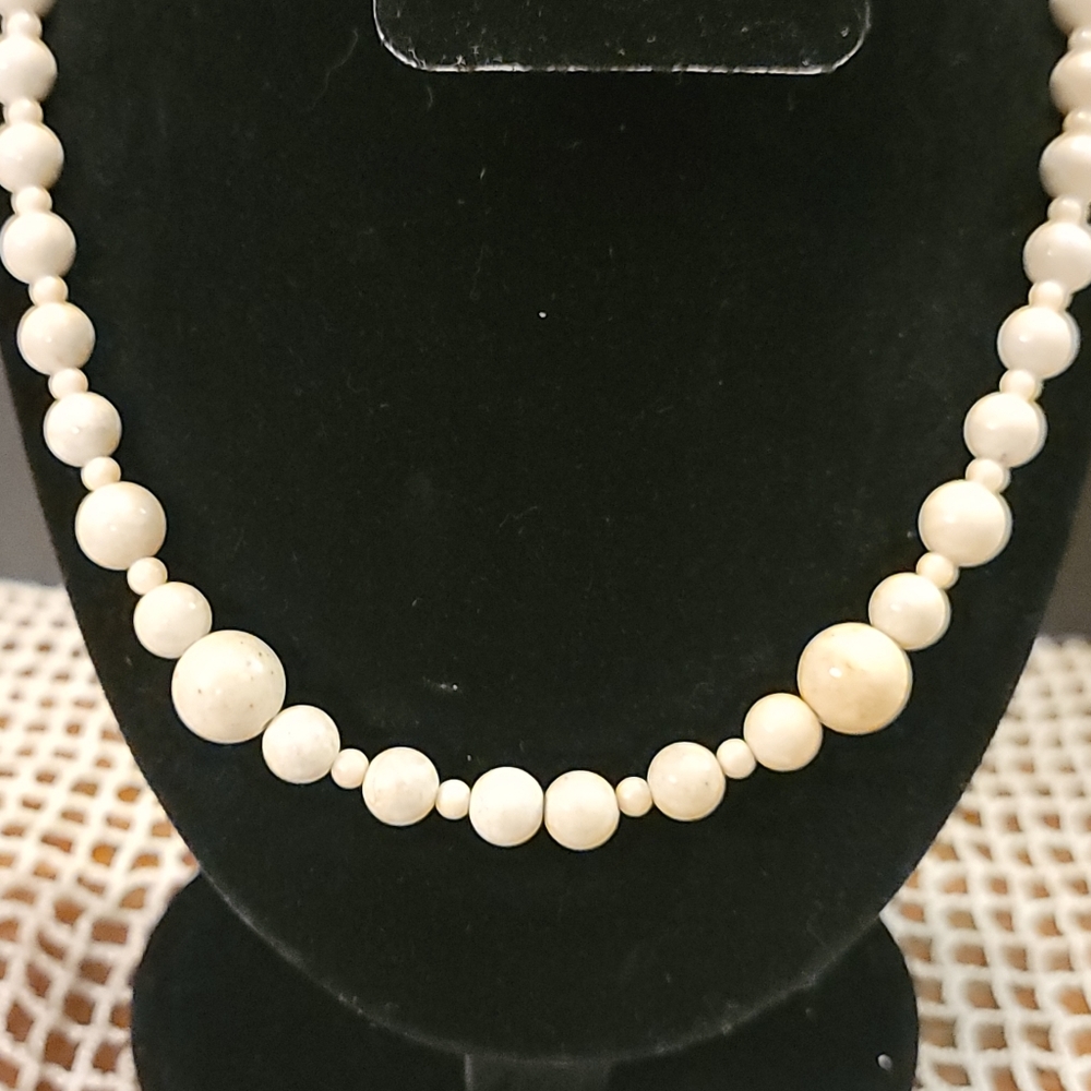 Stone Bead  Necklace With Silvertone Toggle Clasp - Picture 2 of 5